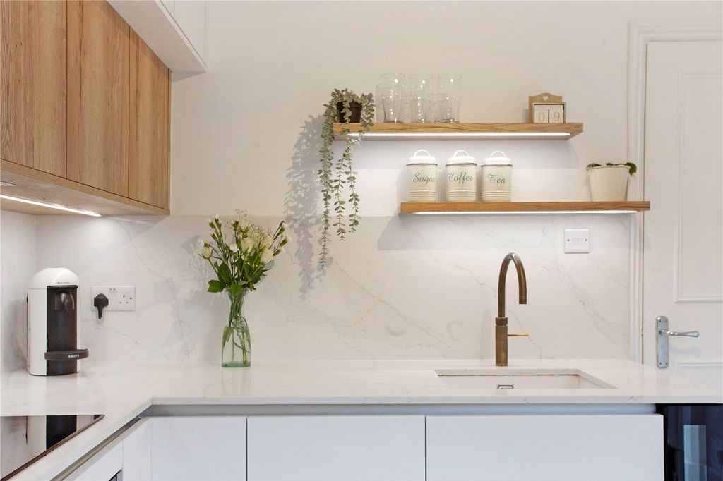 Property photo 2 of 11 Kitchen