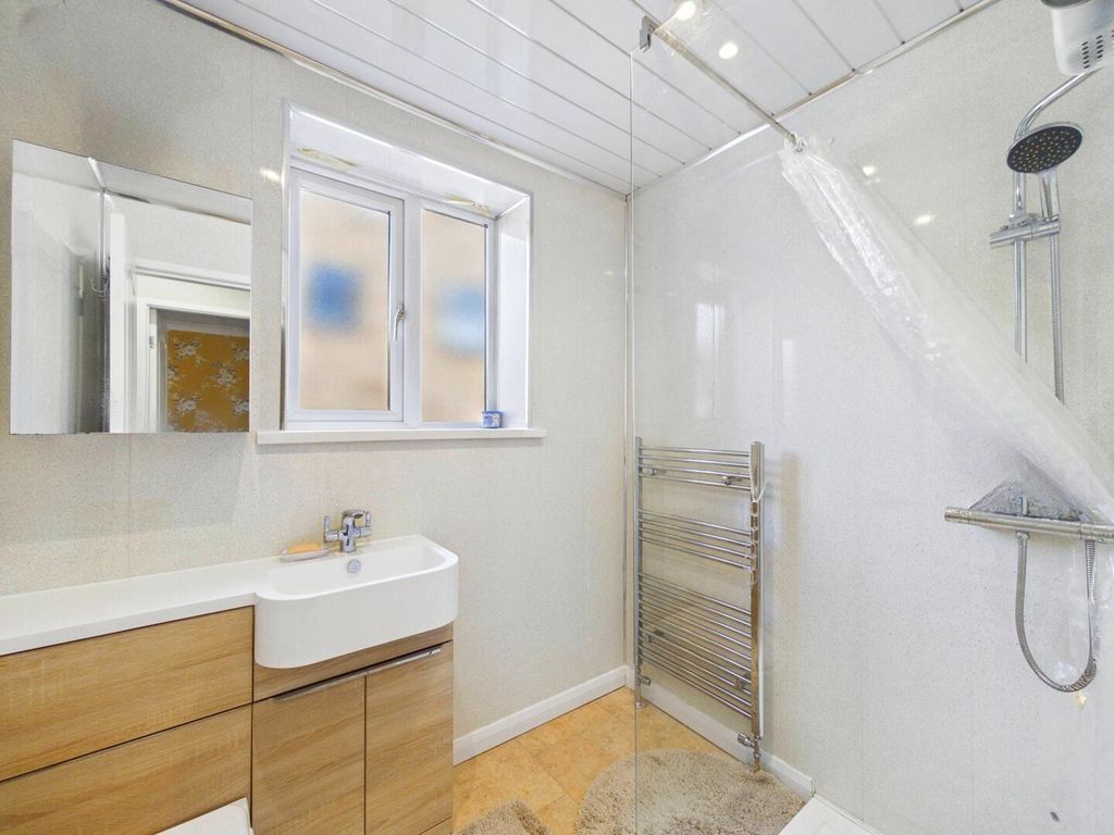 Property photo 3 of 10 Bathroom