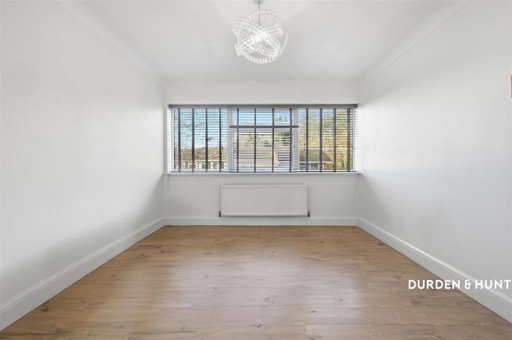 Property photo 3 of 14 Leonard Way