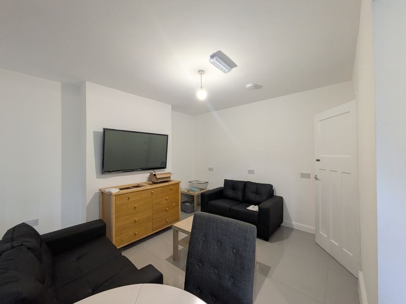 Property photo 1 of 8 Photo 4