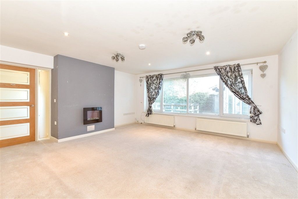 Property photo 3 of 12 Lounge