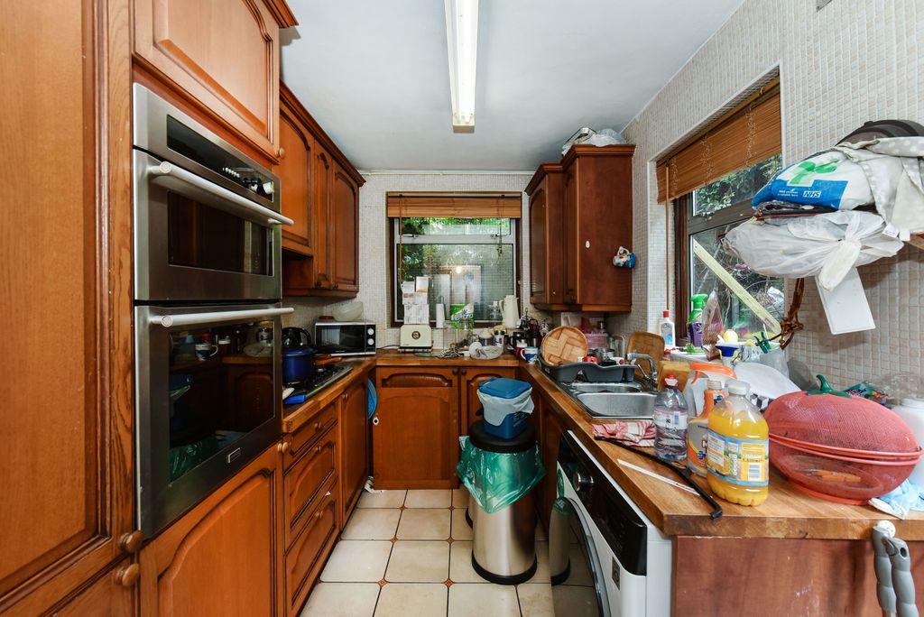 Property photo 2 of 10 6 Brenhouse (10)