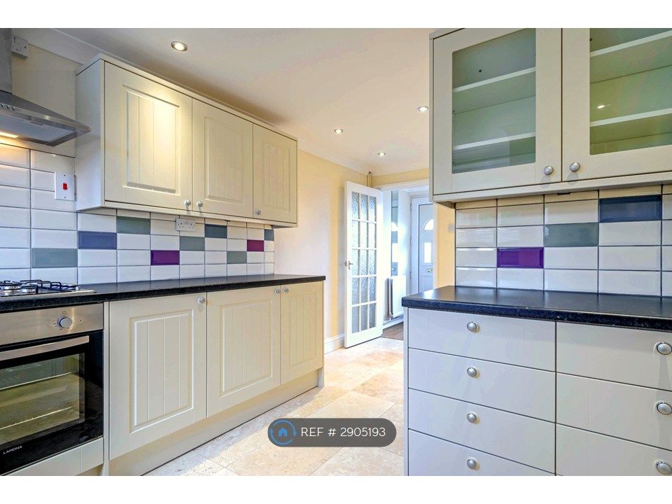Property photo 2 of 10 Kitchen