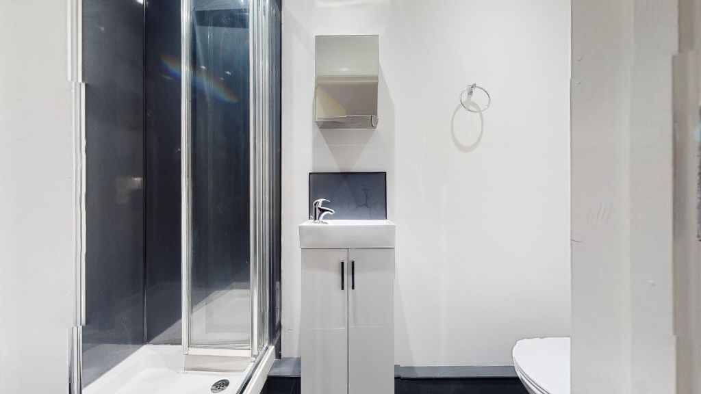 Property photo 3 of 9 Bathroom