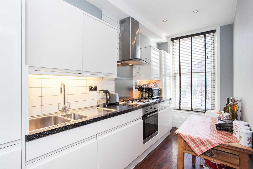 Property photo 3 of 6 Kitchen