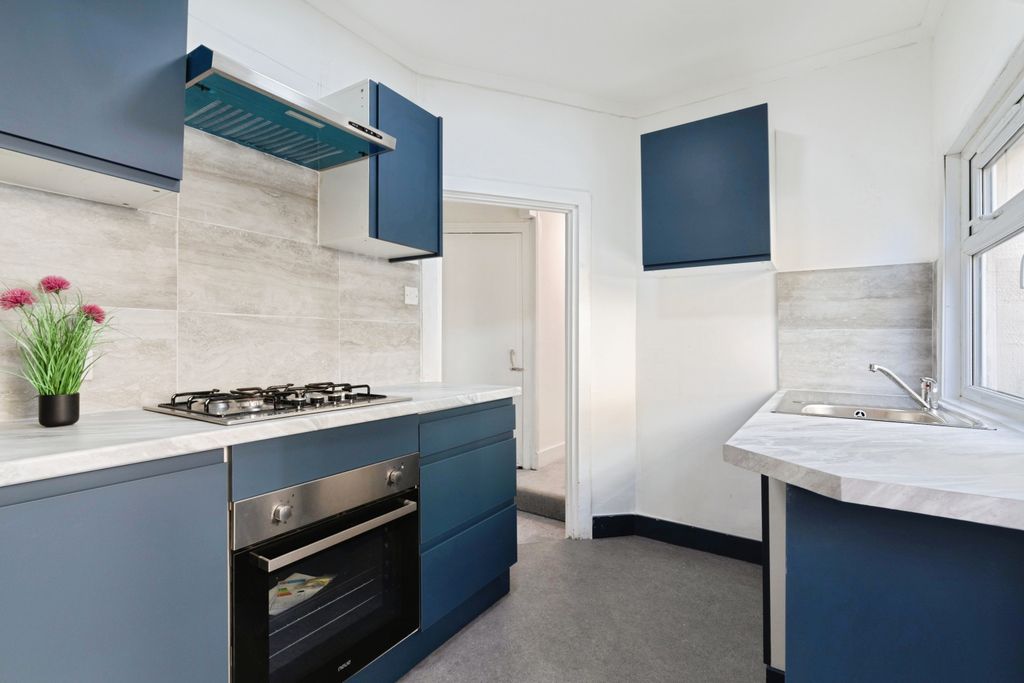 Property photo 1 of 17 Kitchen