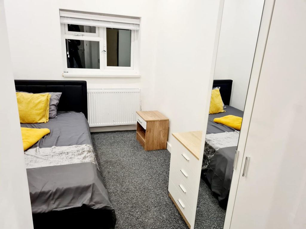 Property photo 2 of 10 Bedroom