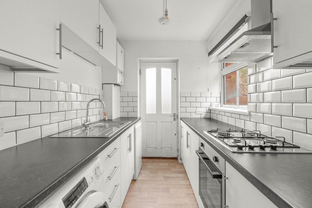 Property photo 3 of 8 40 Cumberland Close, Hp7 9Nj (Low Res)-7