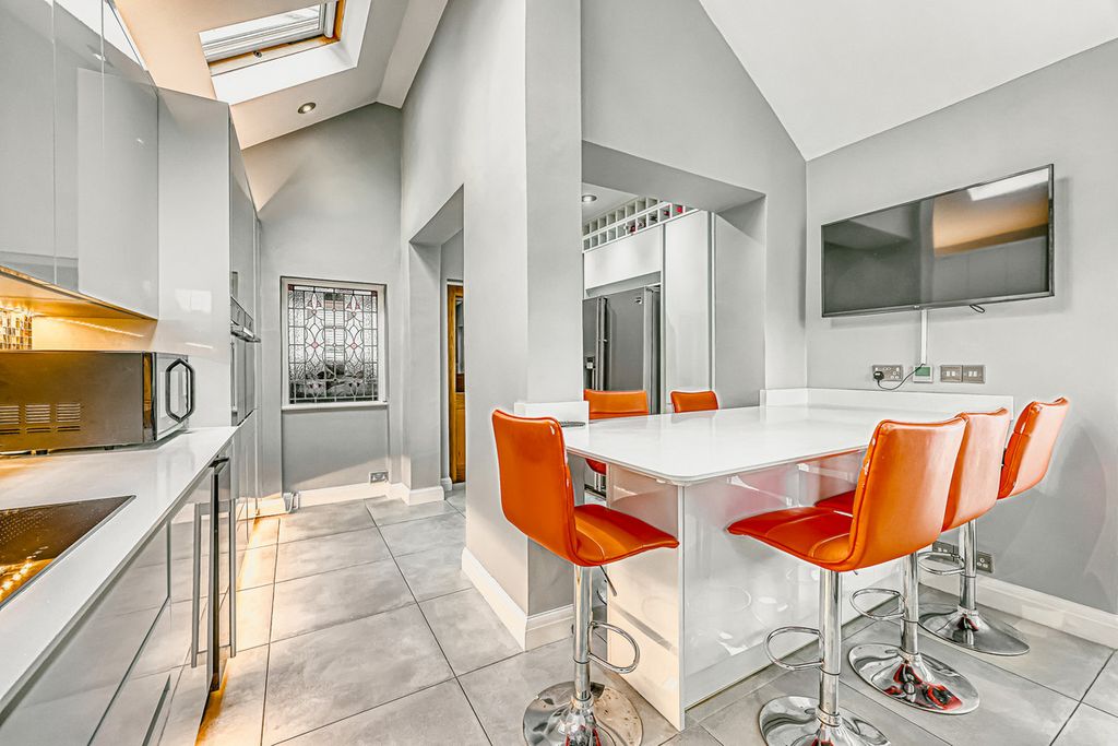 Property photo 2 of 31