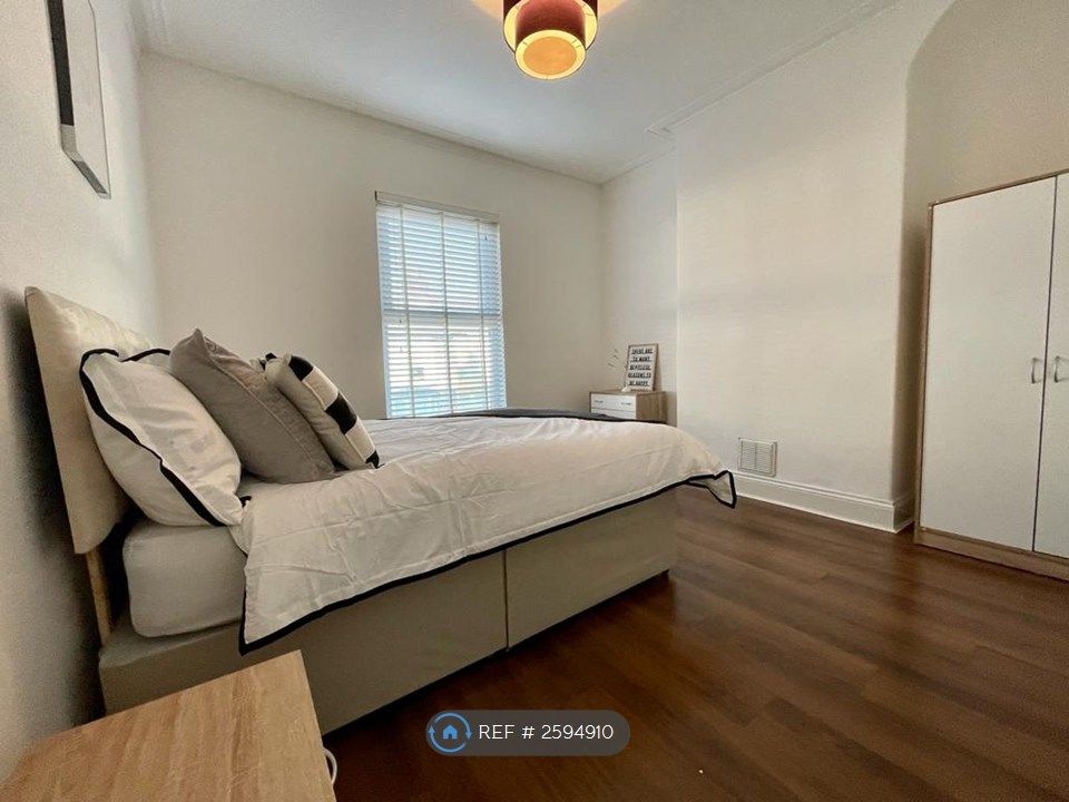 Property photo 3 of 12 Large Bedroom 4