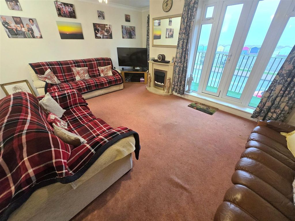 Property photo 3 of 13 Lounge