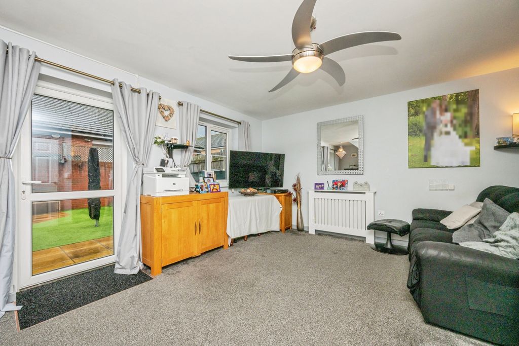 Property photo 3 of 15 Lounge