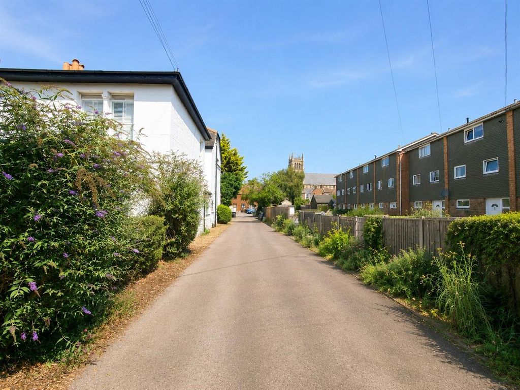 Property photo 1 of 11 Approach