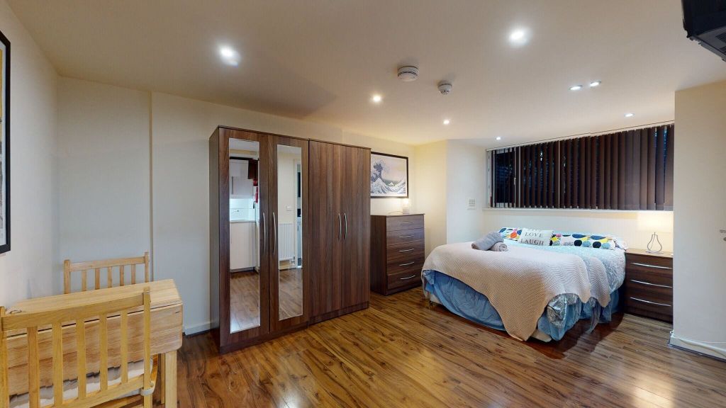 Property photo 1 of 10 Bedroom