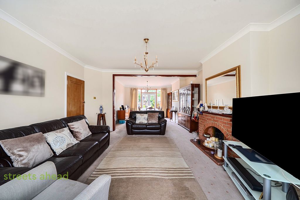 Property photo 2 of 18 71Afabd1-Bda4-4E8...