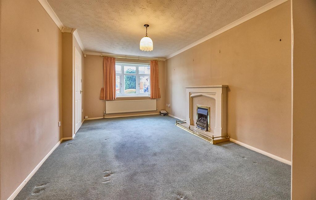 Property photo 3 of 10 Lounge To Front