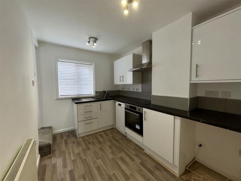 Property photo 3 of 10 Kitchen