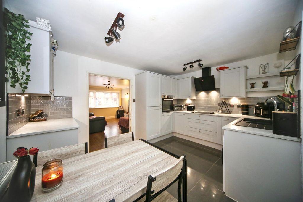 Property photo 3 of 25