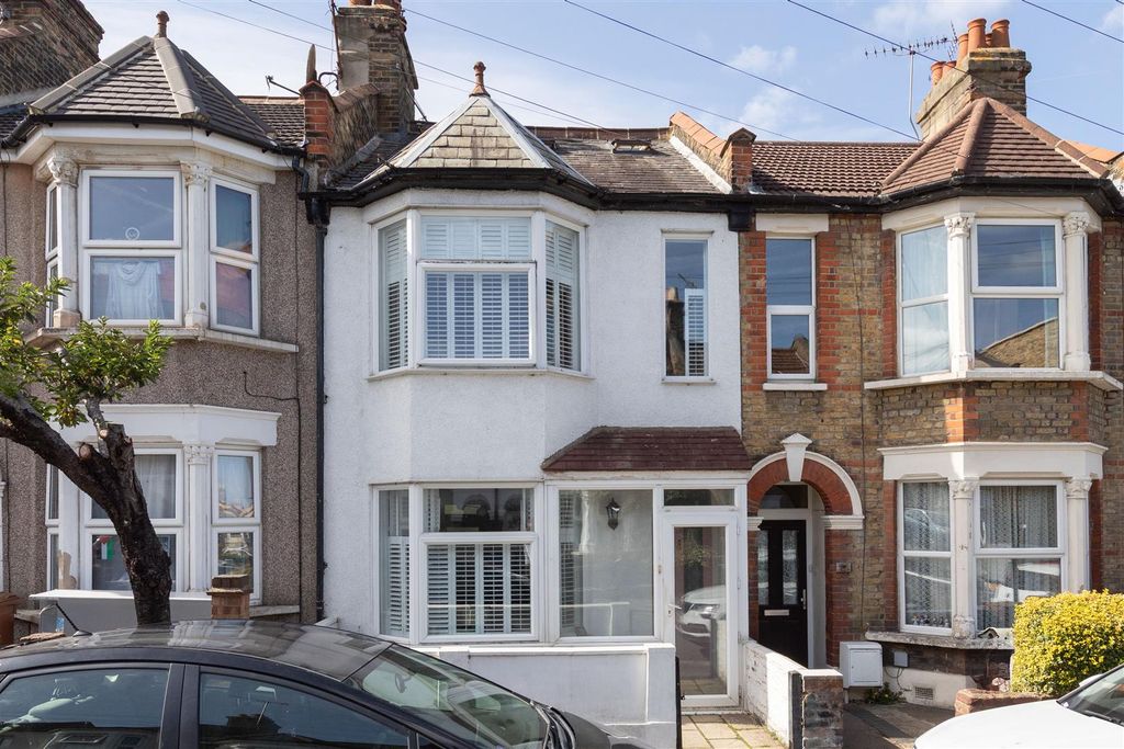 Property photo 1 of 32 Spruce Hills Road, E17