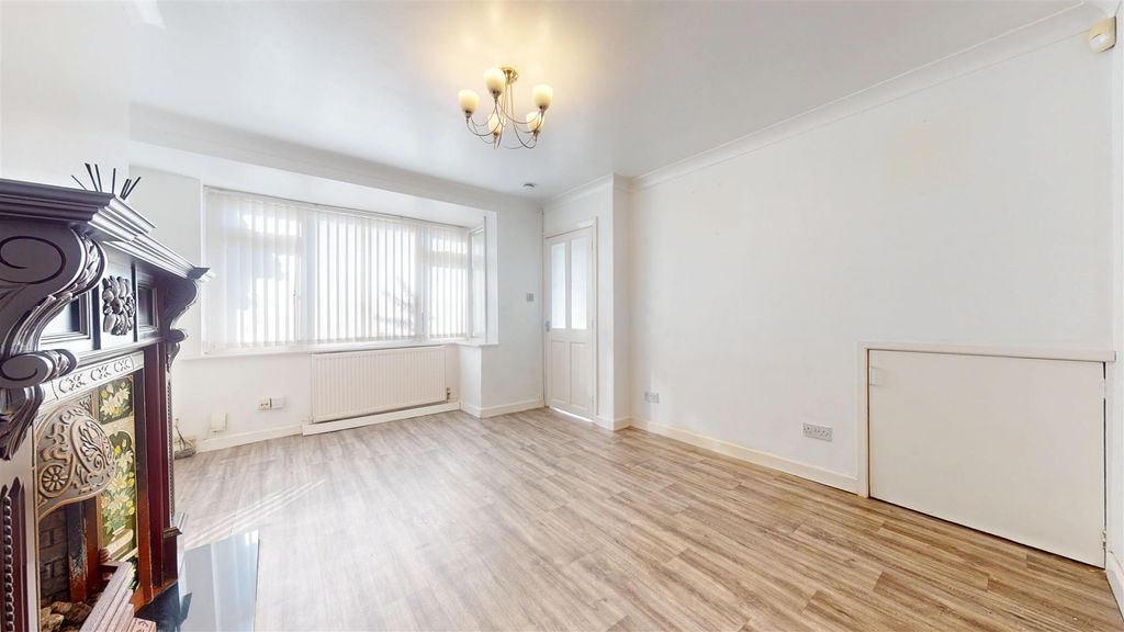Property photo 2 of 17 Penny Lane Living Room