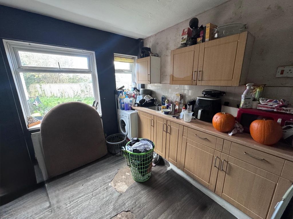 Property photo 3 of 7 Kitchen