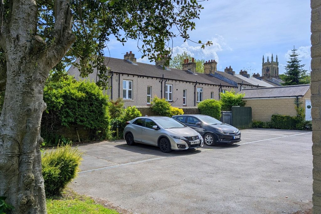Property photo 2 of 16 Larkfield Court Ewemove Brighouse (1)