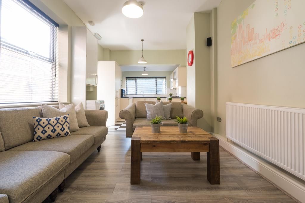 Property photo 1 of 18 17 York Road - Living Room