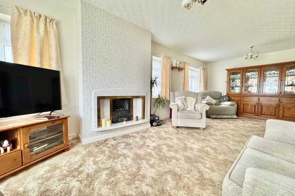 Property photo 3 of 18 Lounge