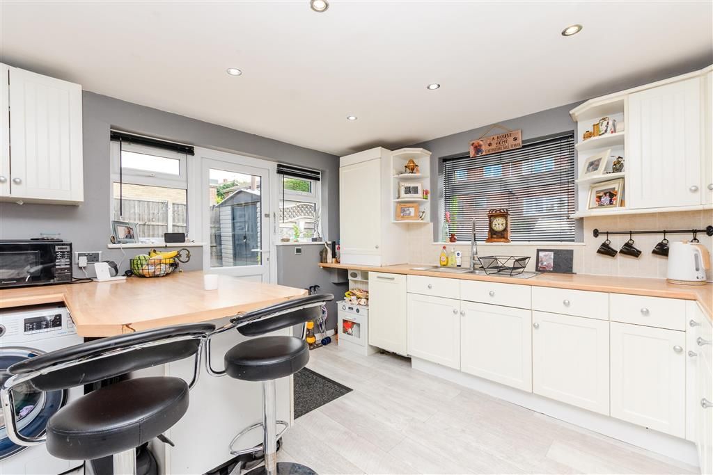 Property photo 3 of 10 Kitchen