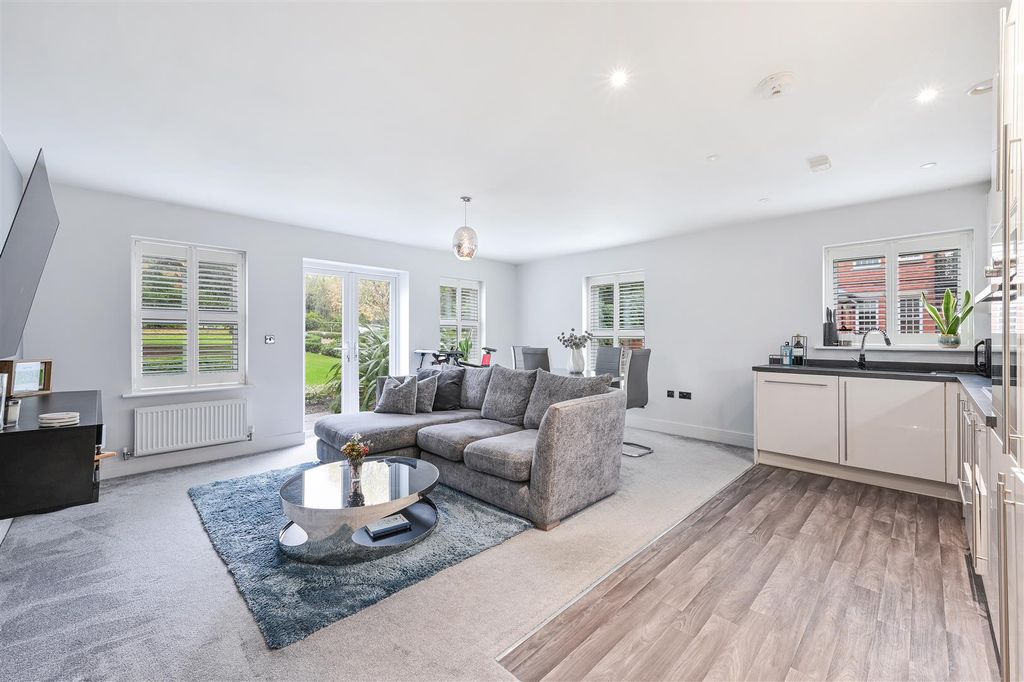 Property photo 2 of 14 Chaucer Court (5).Jpg