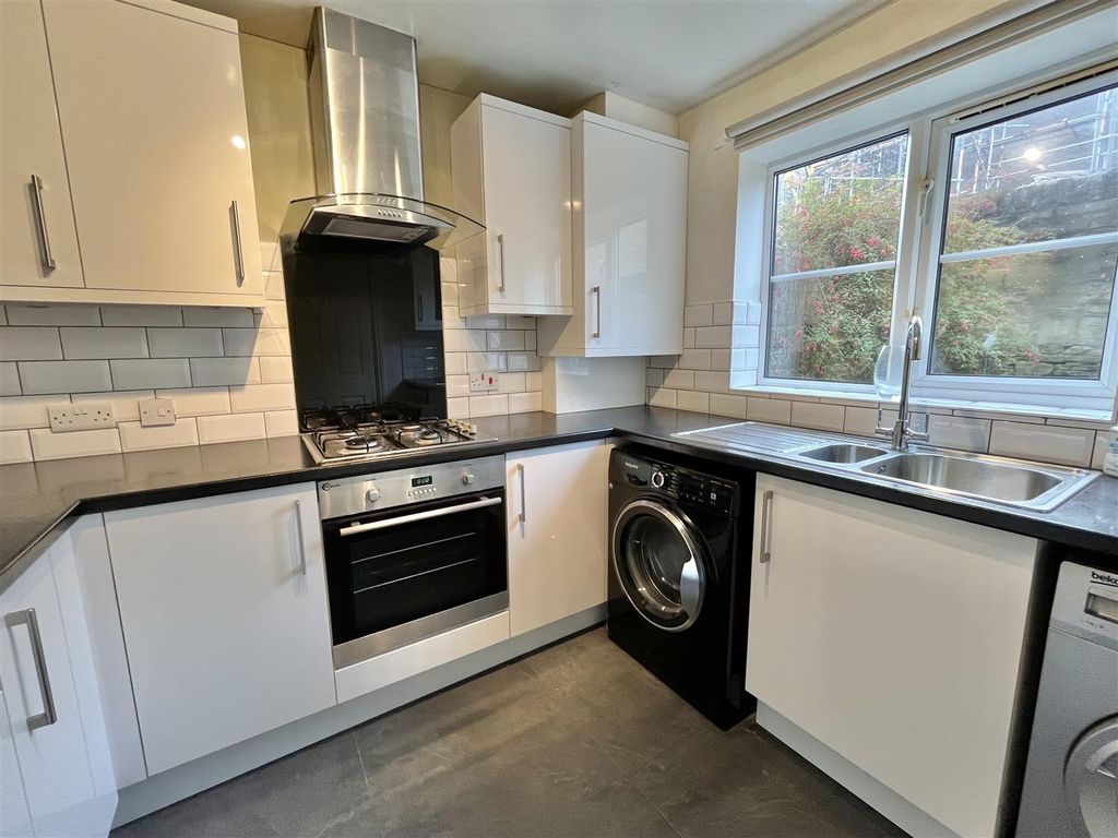 Property photo 2 of 10 Kitchen