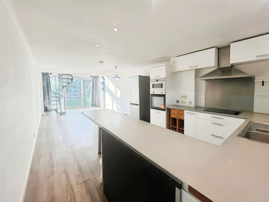 Property photo 3 of 10 Reception/Kitchen