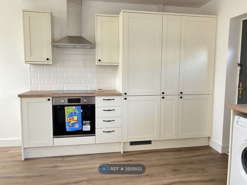 Property photo 3 of 12 Kitchen