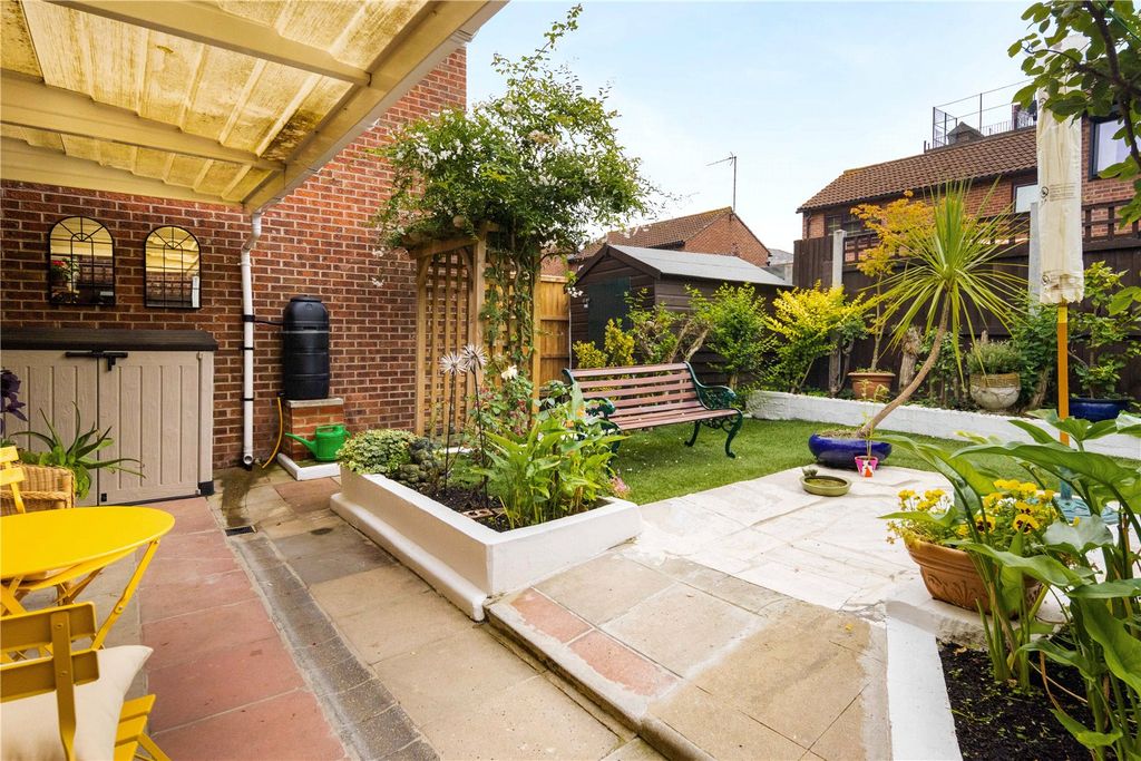 Property photo 3 of 14 Garden View 2