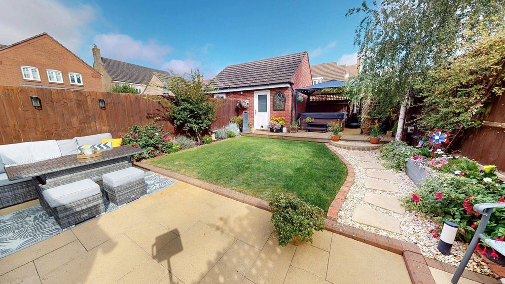 Property photo 3 of 18 Garden
