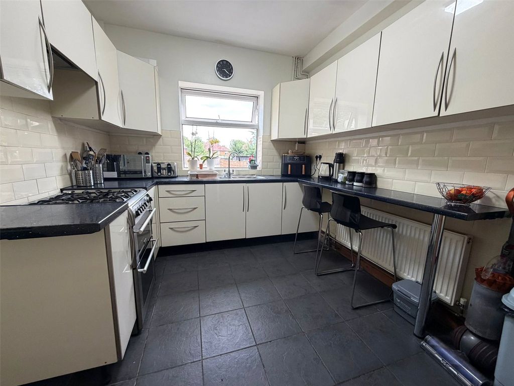 Property photo 2 of 17 Picture No. 16