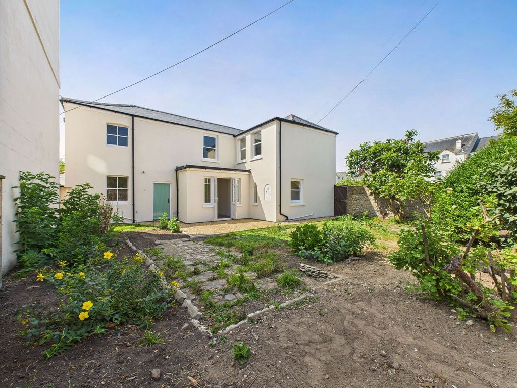 Property photo 2 of 27