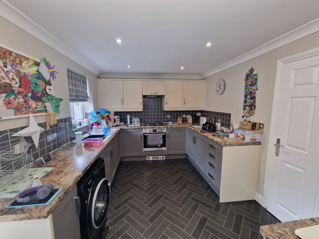 Property photo 3 of 16 Kitchen