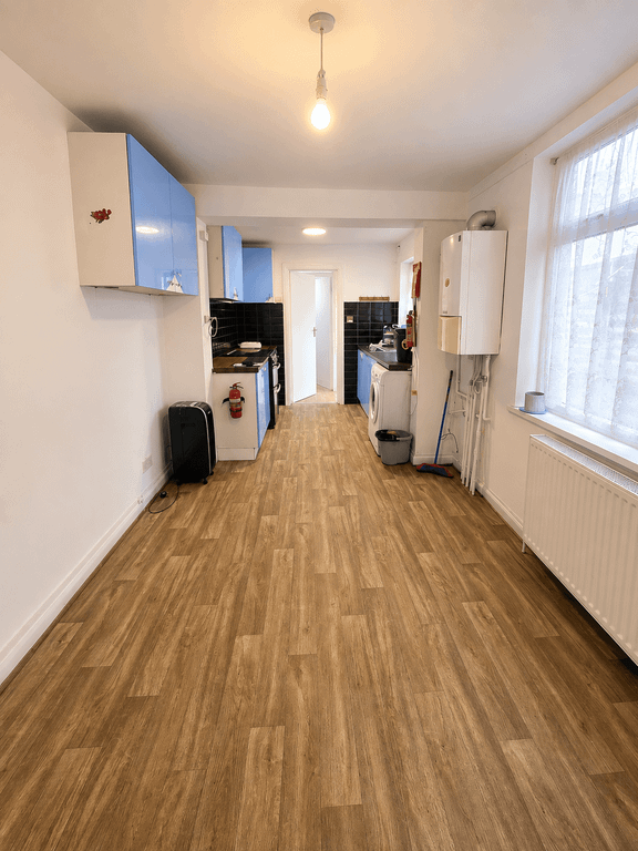 Property photo 1 of 11 Spacious 4 Bedroom Terraced House To Rent – Stratford, E15