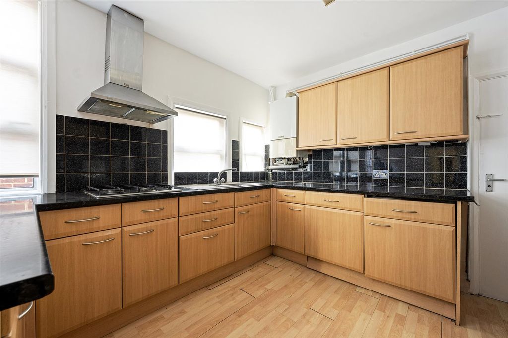 Property photo 3 of 34 Falmer Road, E17