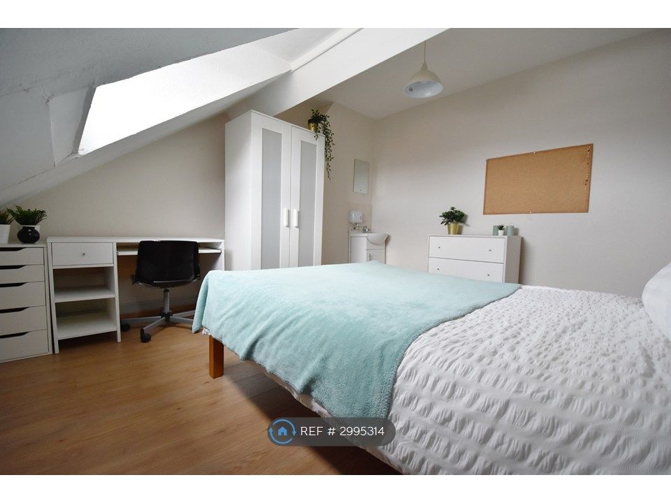 Property photo 3 of 7 Room 5