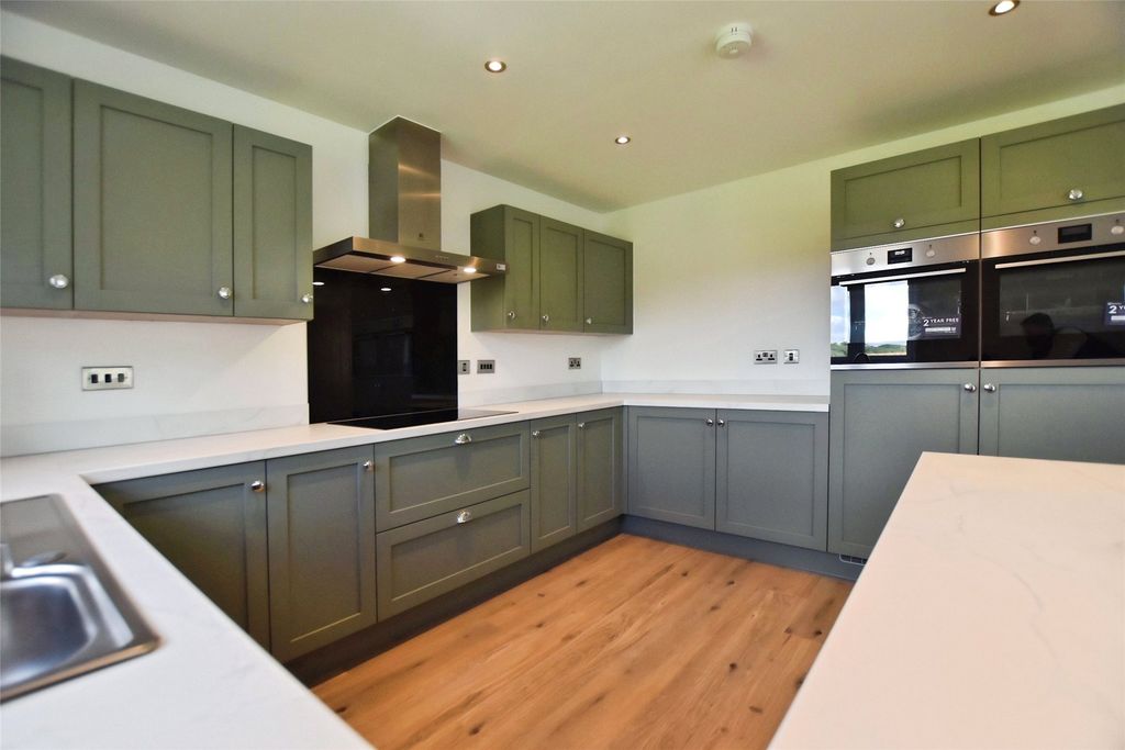 Property photo 3 of 17 Kitchen