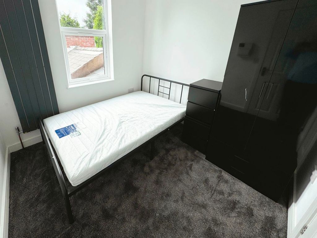 Property photo 1 of 9 Fully Furnished En Suite Double Room