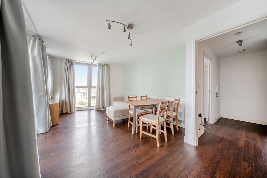 Property photo 3 of 15 1494126-11-6A71Da...