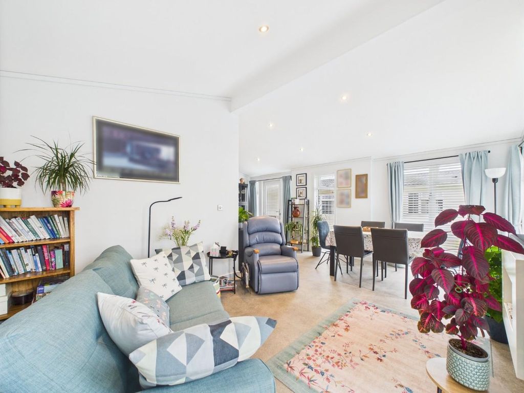 Property photo 3 of 34 Cam03810G0-Pr0320-Still026.Jpg