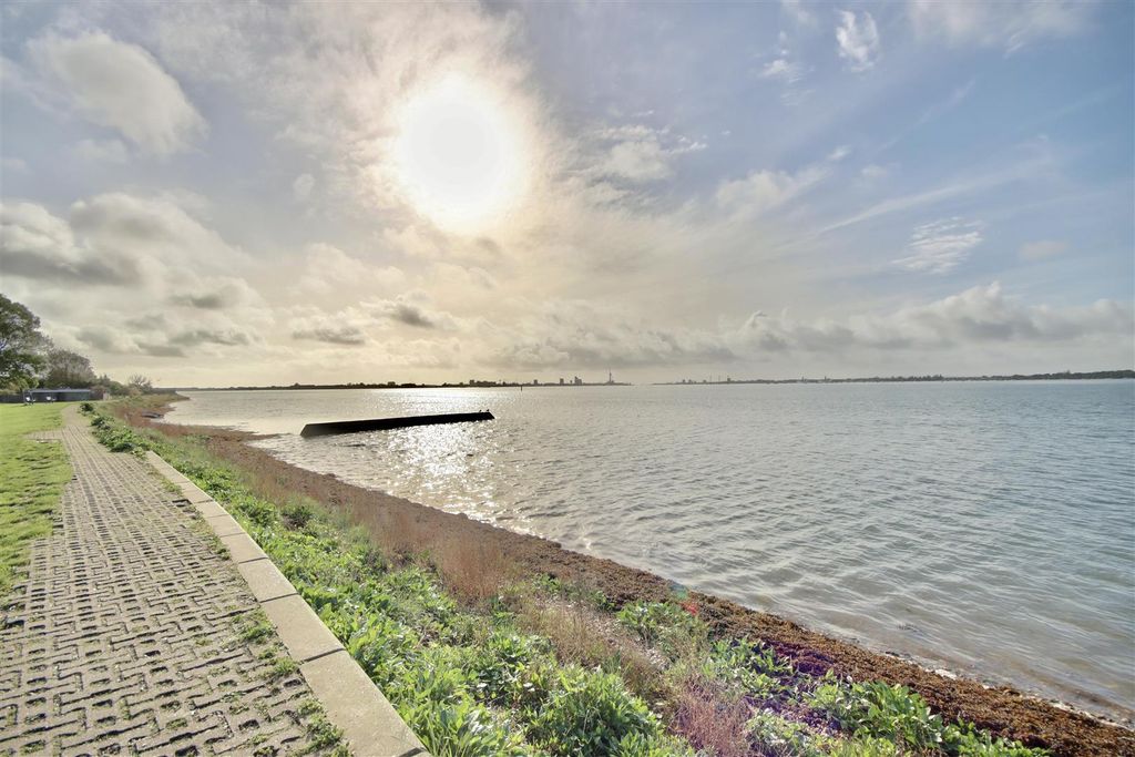 Property photo 2 of 26 Sea Path