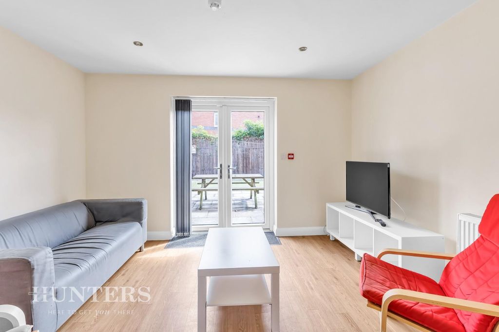 Property photo 3 of 28 Lounge