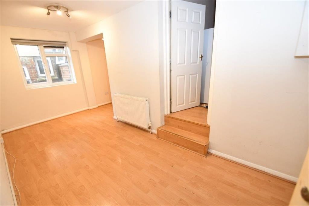 Property photo 3 of 6 Lounge