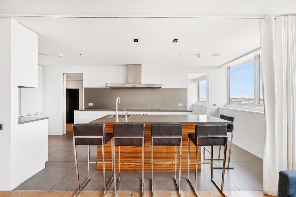 Property photo 2 of 28