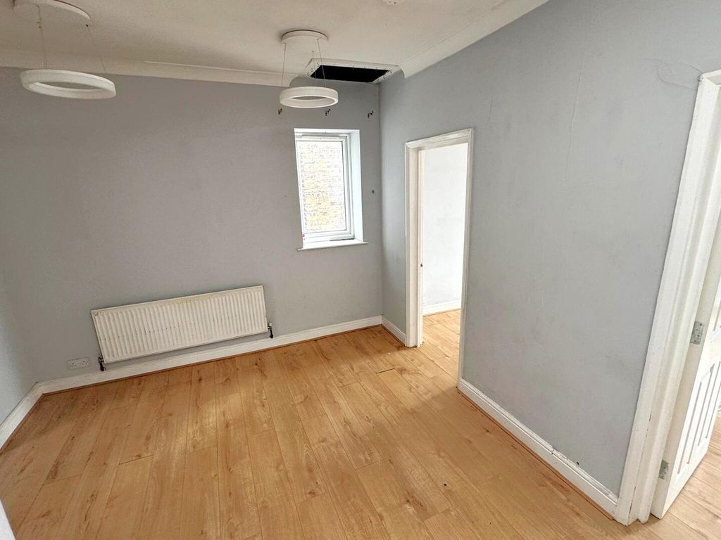 Property photo 3 of 7 Living Room